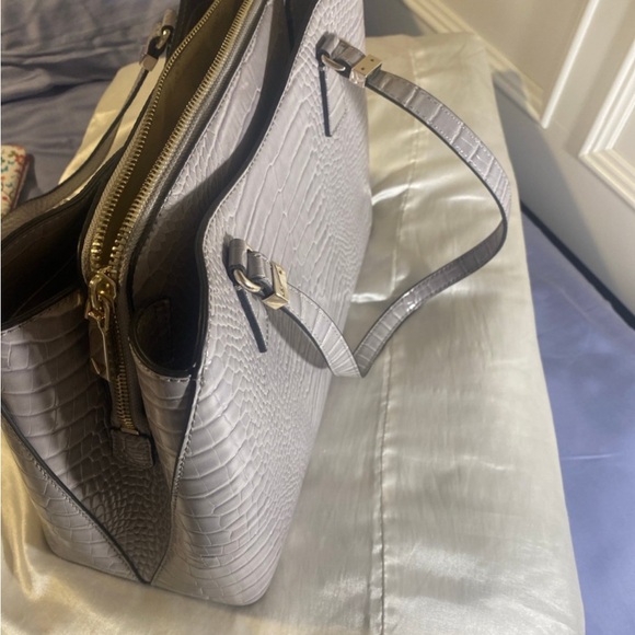 Large Guess Purse - Picture 4 of 5